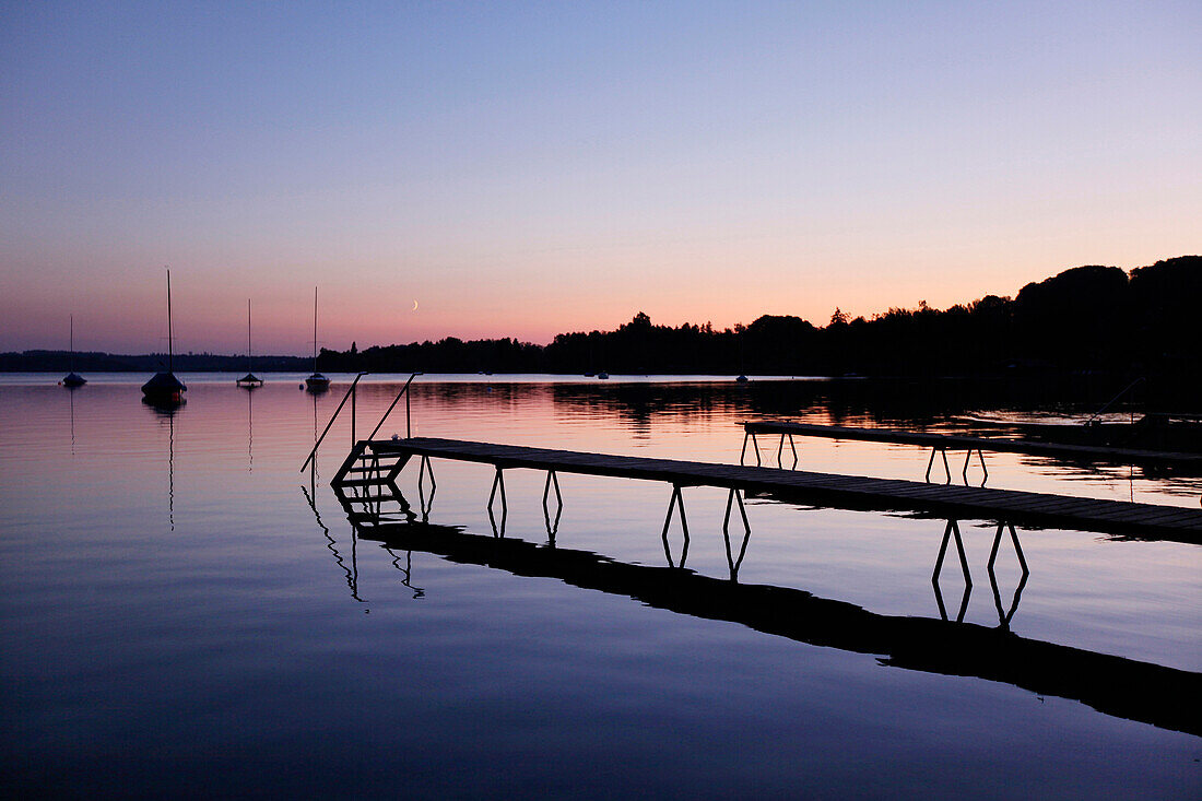 Steg am Wörthsee in der Abenddämmerung, Bayern, Deutschland