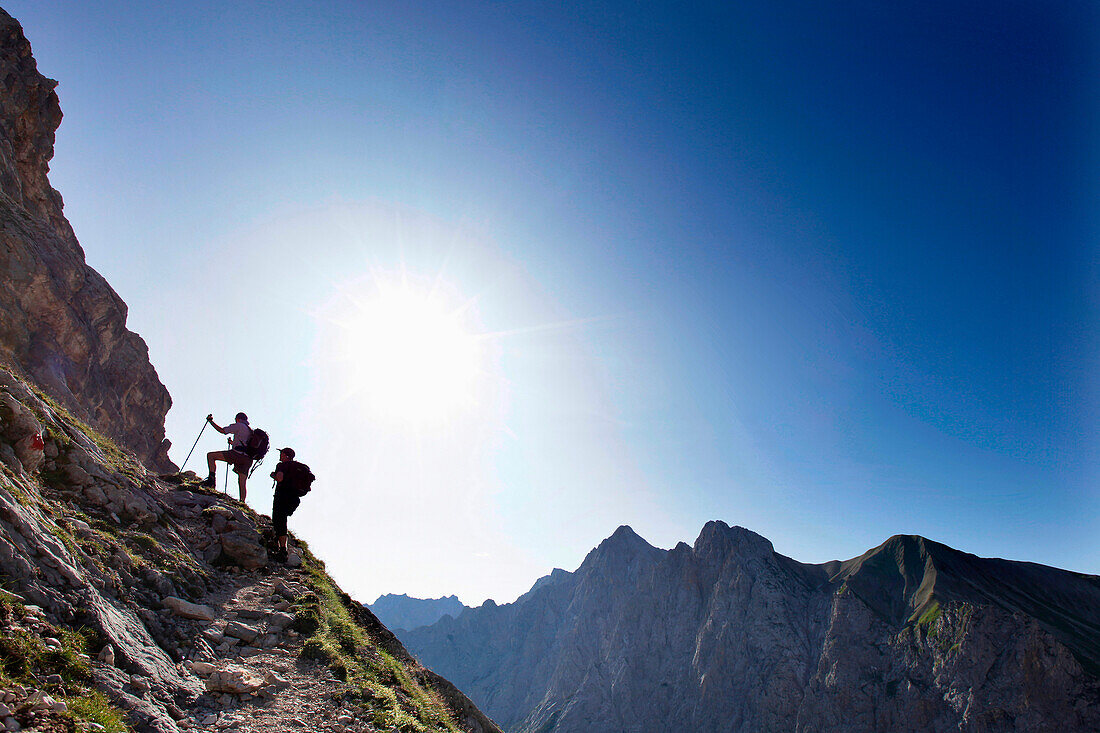 Zwei Wanderer auf dem Weg zur Zugspitze, Wettersteingebirge, Bayern, Deutschland