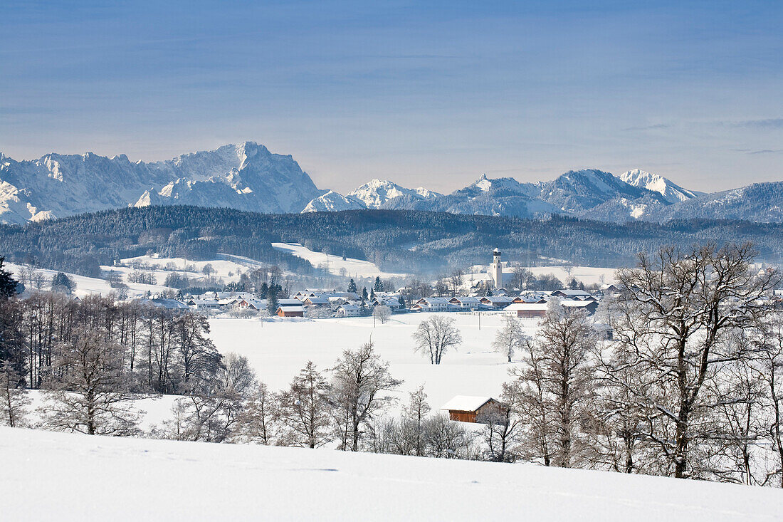 Winterlandschaft mit Zugspitze, Oberbayern, Deutschland, Europa