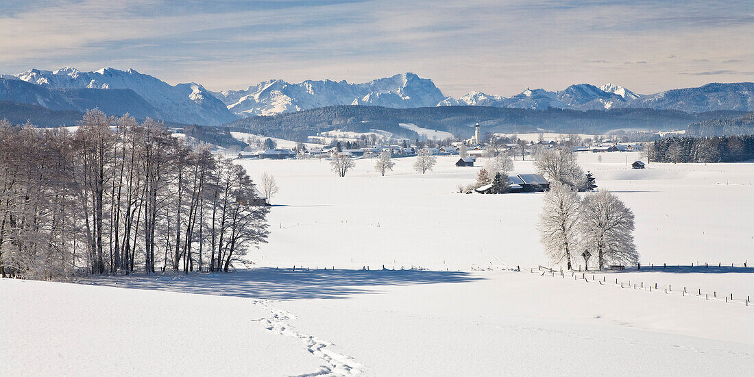 Idyllische Winterlandschaft mit Zugspitze, Oberbayern, Deutschland, Europa