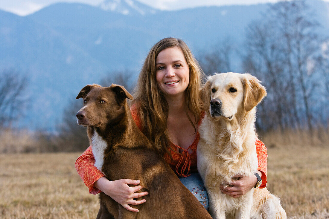 Junge Frau mit Hunden, Oberbayern, Deutschland, Europa