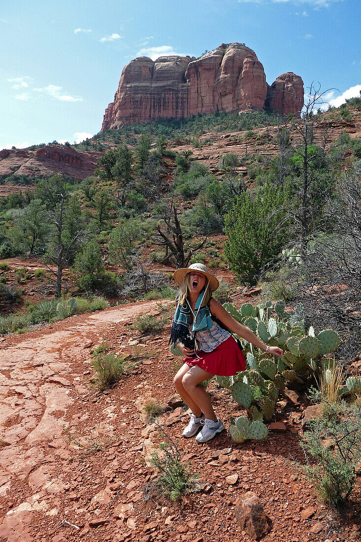 Tourist In Front Of A Cliff Of Red Rock Crossing In Sedona, Arizona, Etats-Unis, Usa