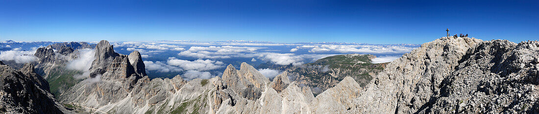 Panorama vom Rosengarten, Bergsteigergruppe am Gipfel des Kesselkogel, Dolomiten, Südtirol, Italien