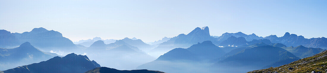 Panorama der Dolomiten im Morgennebel, Trentino-Südtirol, Italien