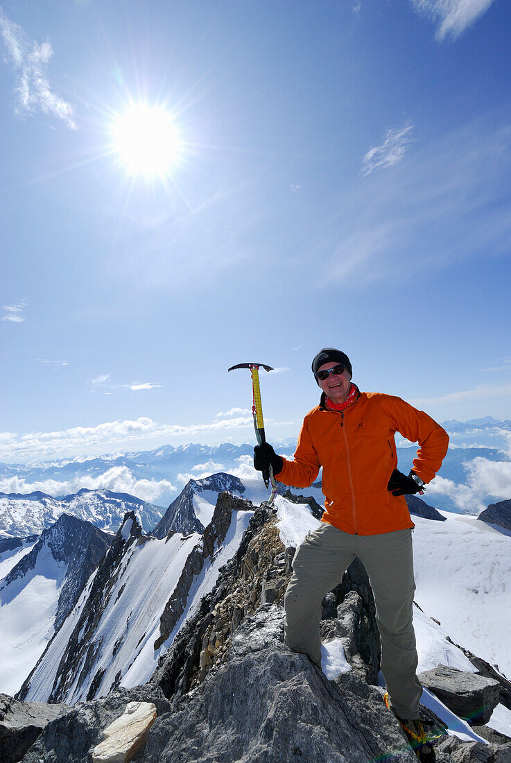 Bergsteiger auf dem Gipfel des Hochfeiler, Zillertaler Alpen, Südtirol, Italien