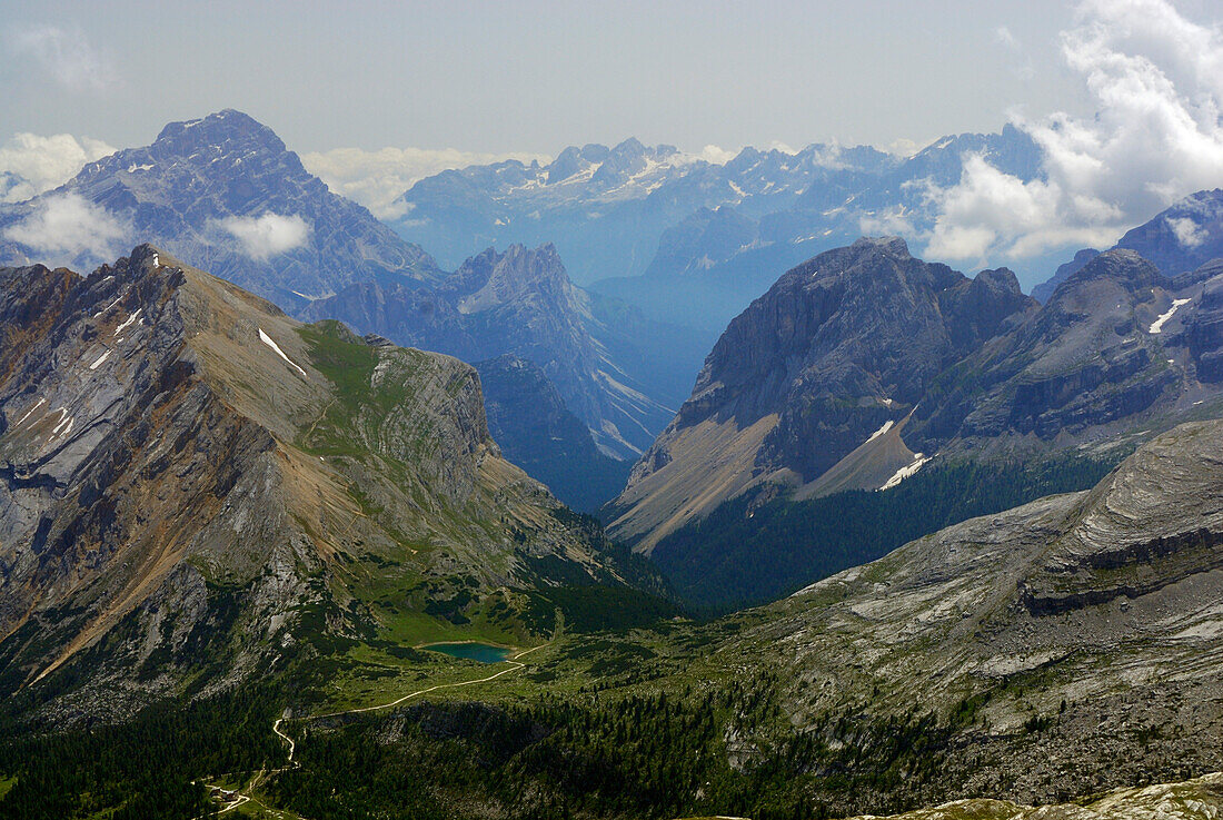 Blick über Berglandschaft mit Limosee, Naturpark Fanes-Senes-Prags, Dolomiten, Trentino-Südtirol, Italien