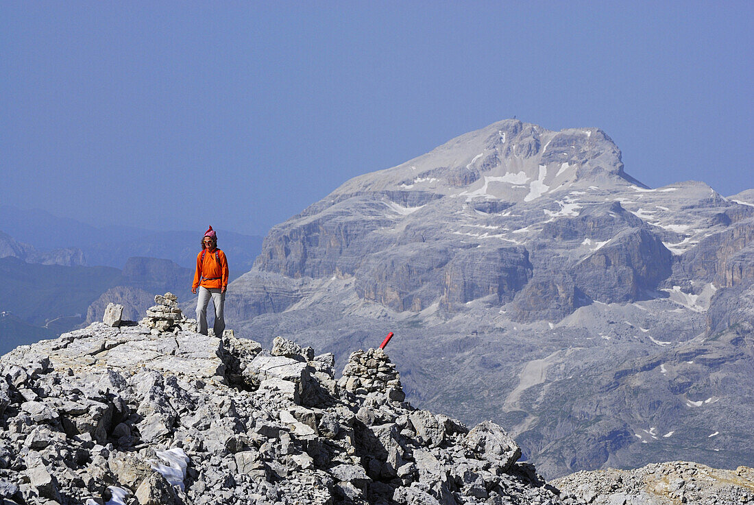 Frau wandert am Lavarella, Naturpark Fanes-Senes-Prags, Dolomiten, Trentino-Südtirol, Italien