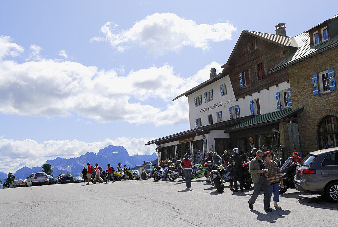 Souvenirgeschäft am Falzaregopass, Dolomiten, Venetien, Italien