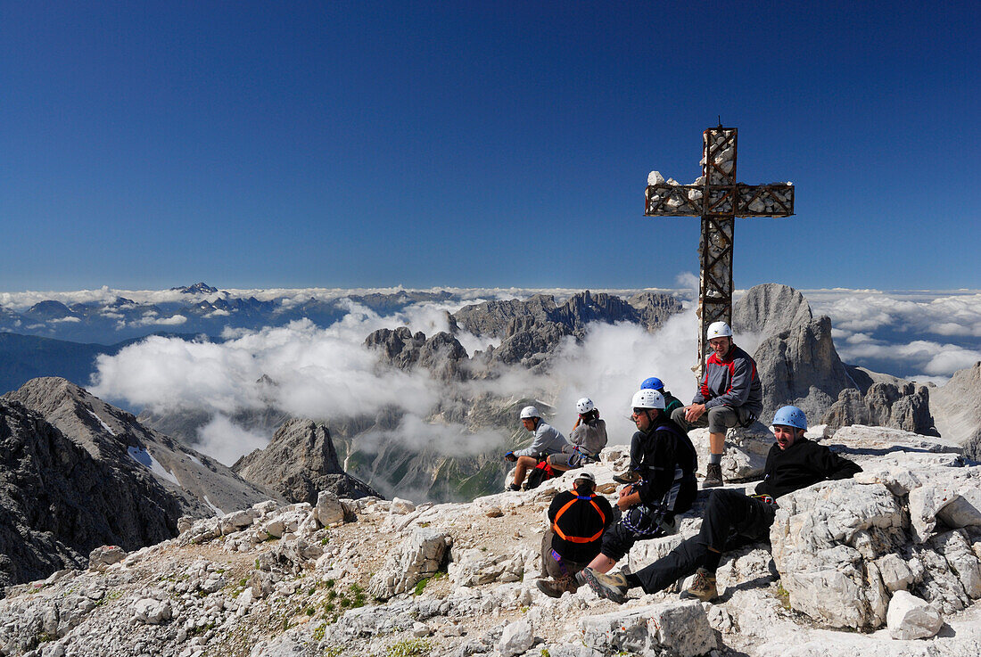 Bergsteigergruppe am Gipfelkreuz vom Kesselkogel, Rosengarten, Dolomiten, Südtirol, Italien