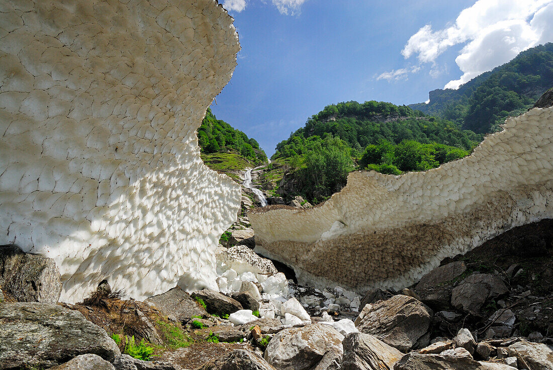 Lawinenschnee an einem Gebirgsbach, Valle Verzasca, Tessin, Schweiz