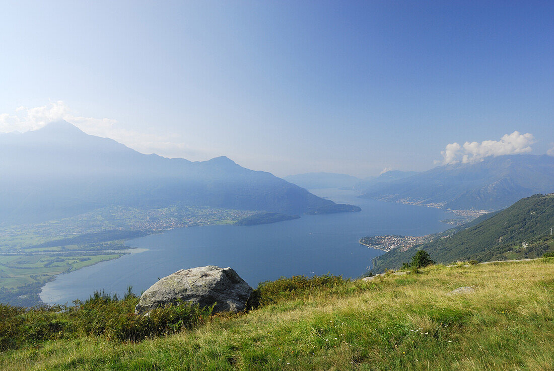 Blick über Comer See, Monti Lariani, Lombardei, Italien