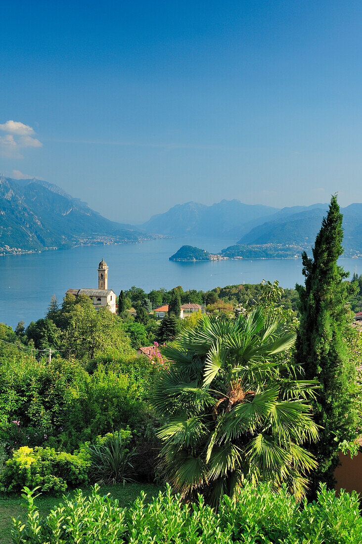 Blick über Comer See auf Bellagio, Lombardei, Italien