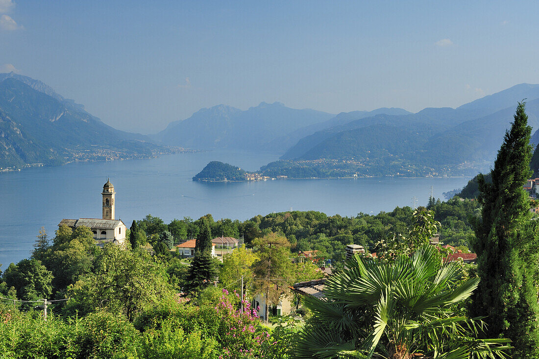 Blick über Comer See auf Bellagio, Lombardei, Italien