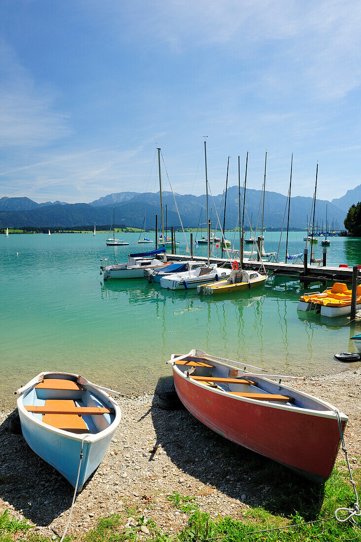 Landing stage with boats, lake Forggensee, Ammergau Alps, East Allgaeu, Bavaria, Germany