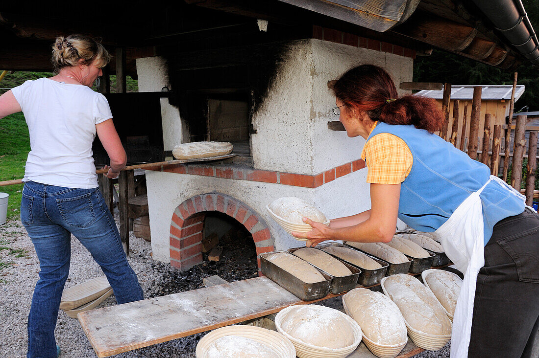 Zwei Frauen backen Brote, Hefteralm, Chiemgauer Alpen, Oberbayern, Bayern, Deutschland