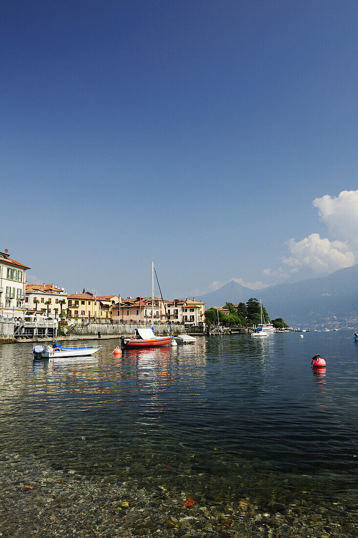 Blick über Comer See auf Menaggio mit Bergamasker Alpen im Hintergrund, Menaggio, Lombardei, Italien