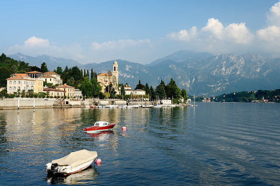 Blick über Comer See auf Tremezzo mit Bergamasker Alpen im Hintergrund, Lombardei, Italien