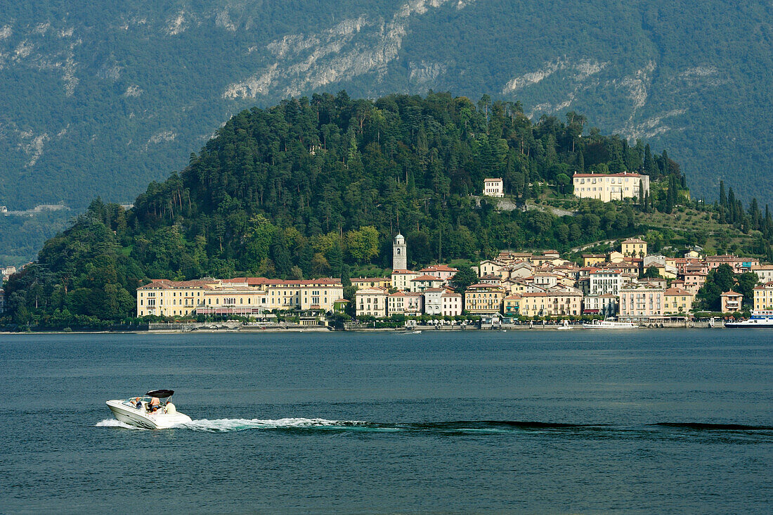 Blick über Comer See auf Bellagio, Lombardei, Italien