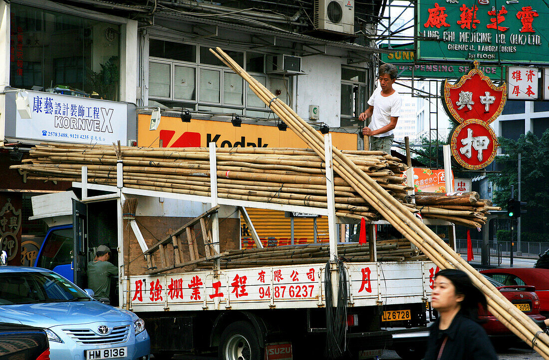 Bauarbeiter mit Bambusstangen, Hongkong, China
