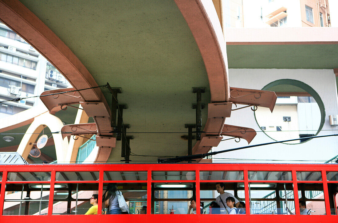 Doppelstöckige Trambahn unter einer Brücke, Hongkong, China