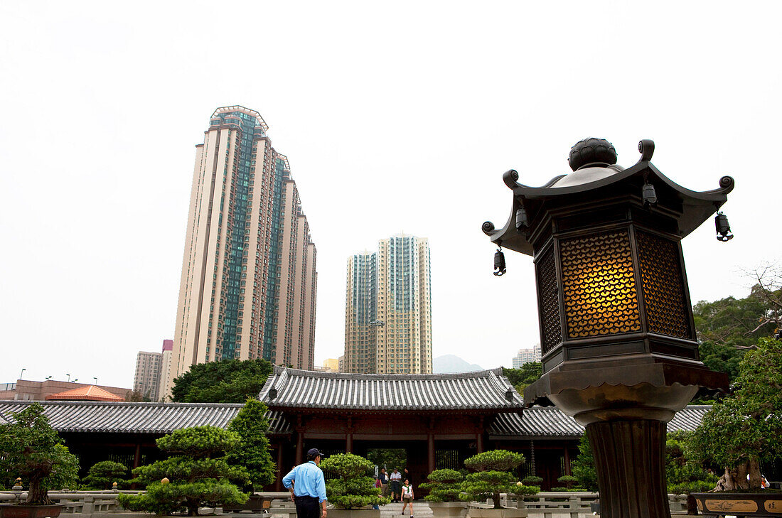 Innenhof des Chi Lin Kloster mit Hochhäusern im Hintergrund, Kowloon, Hongkong, China