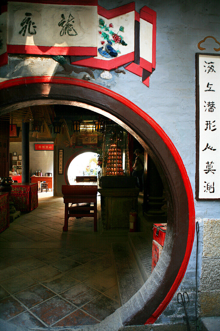 Blick durch den Eingang ins Innere des Tin Hau Tempel in Causeway Bay, Hongkong, China