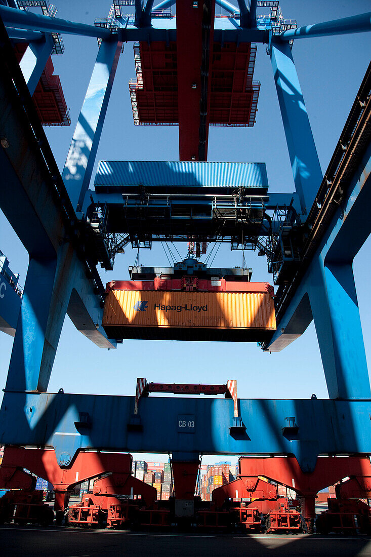 Portalkran mit Container, Hamburger Hafen, Deutschland