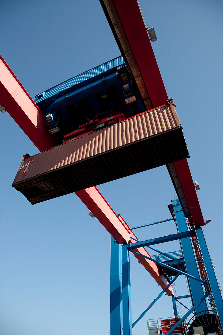 Portalkran mit Container, Hamburger Hafen, Deutschland