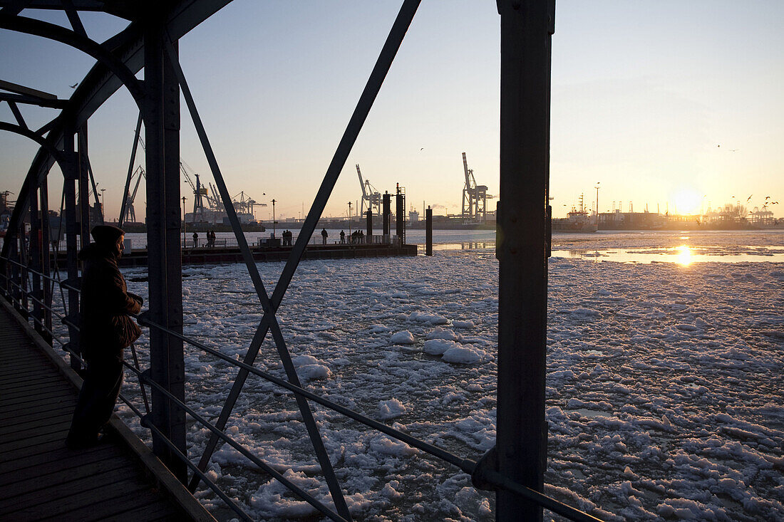 Gefrorene Elbe im Sonnenuntergang, Hamburg, Deutschland