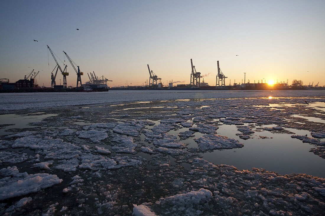 Gefrorene Elbe im Sonnenuntergang, Hamburg, Deutschland