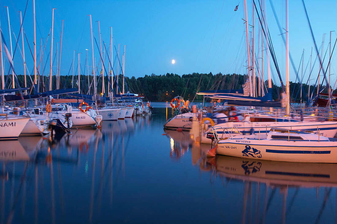 Segelboote auf dem Mikolajki-See, Abendstimmung, Masurische Seenplatte, Mazurskie Pojezierze, Hafen von Mikolajki (Nikolaiken), Masuren, Ostpreußen, Polen, Europa
