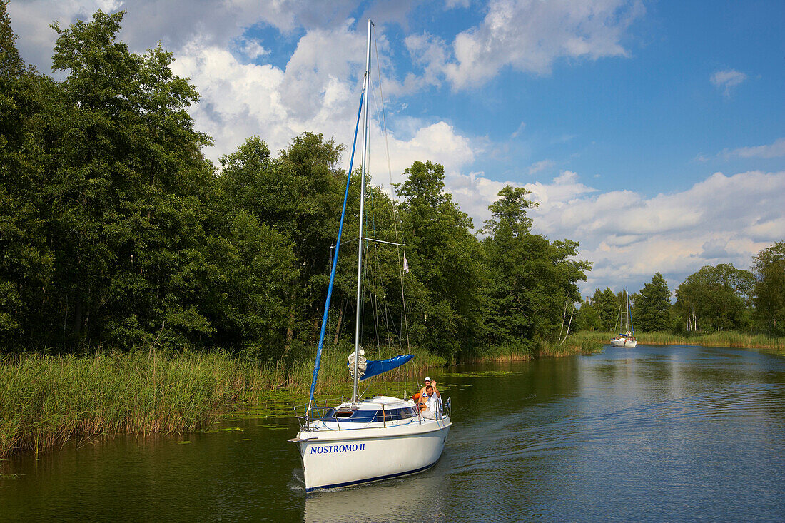 Segelboot auf dem Kanal Wegorzewski, Masurische Seenplatte, Mazurskie Pojezierze, Masuren, Ostpreußen, Polen, Europa