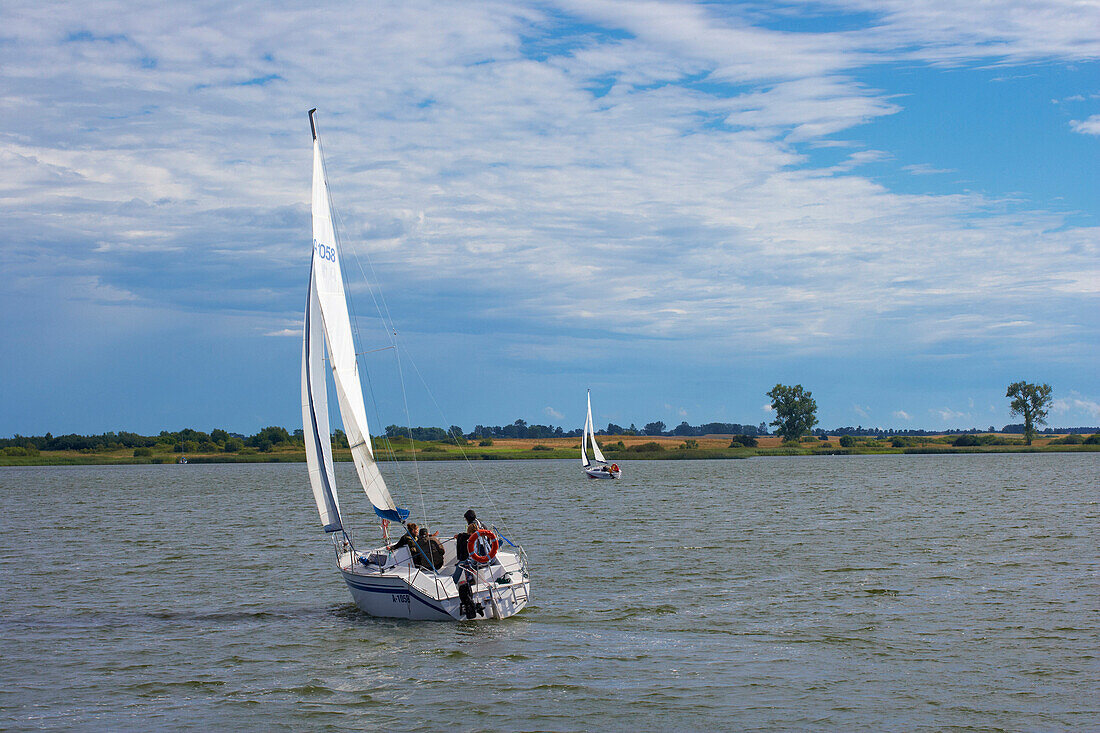 Sailing boats on the Lake Rynskie (Jezioro Rynskie), Mazurskie Pojezierze, East Prussia, Poland, Europe