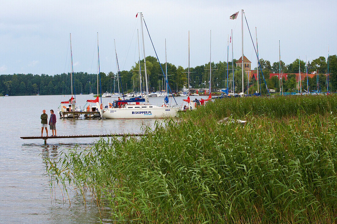 Rydzewo (Rotwalde) mit Freizeithafen am Jezioro Niegocin (Löwentinsee), Masurische Seenplatte, Mazurskie Pojezierze, Masuren, Ostpreußen, Polen, Europa