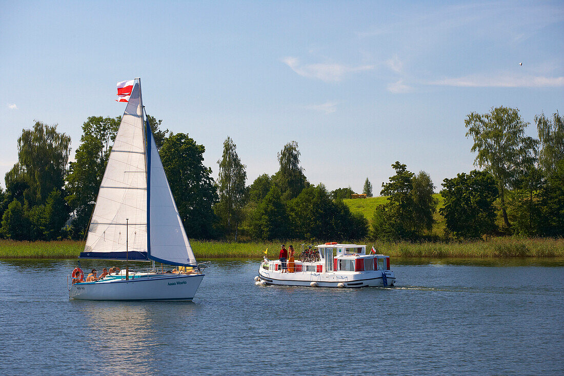 Haus- und Segelboot auf dem Jezioro Talty (Talter-Gewässer), Masurische Seenplatte, Mazurskie Pojezierze, Masuren, Ostpreußen, Polen, Europa
