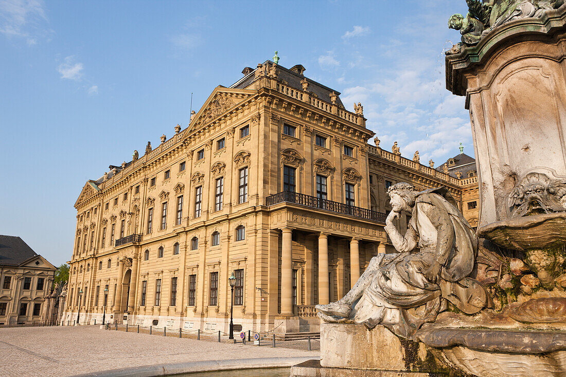 Wuerzburger Residenz mit Frankonia-Brunnen, Deutschland, Wuerzburg, Unterfranken, Bayern