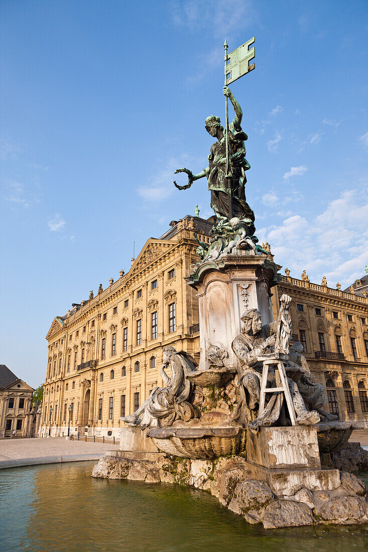 Wuerzburger Residenz mit Frankonia-Brunnen, Deutschland, Wuerzburg, Unterfranken, Bayern