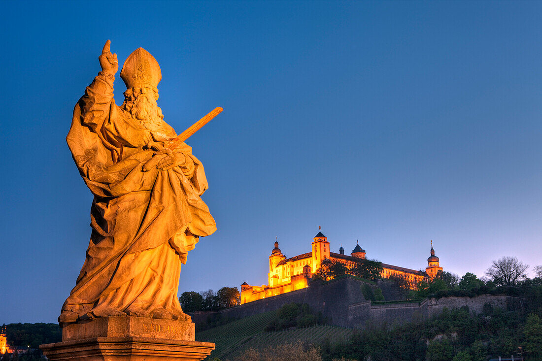 Heiligenfigur auf Alte Mainbruecke mit Blick auf Festung Marienberg, Deutschland, Wuerzburg, Unterfranken, Bayern