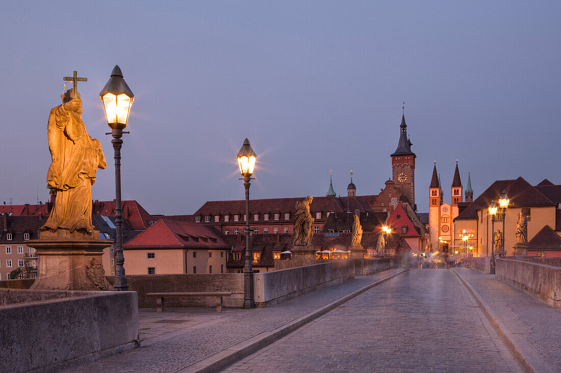 Alte Mainbruecke in Wuerzburg, Deutschland, Wuerzburg, Unterfranken, Bayern