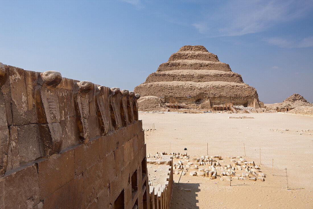 Kobrafries und Stufenpyramide Sakkara des Pharao Djoser, Aegypten, Sakkara