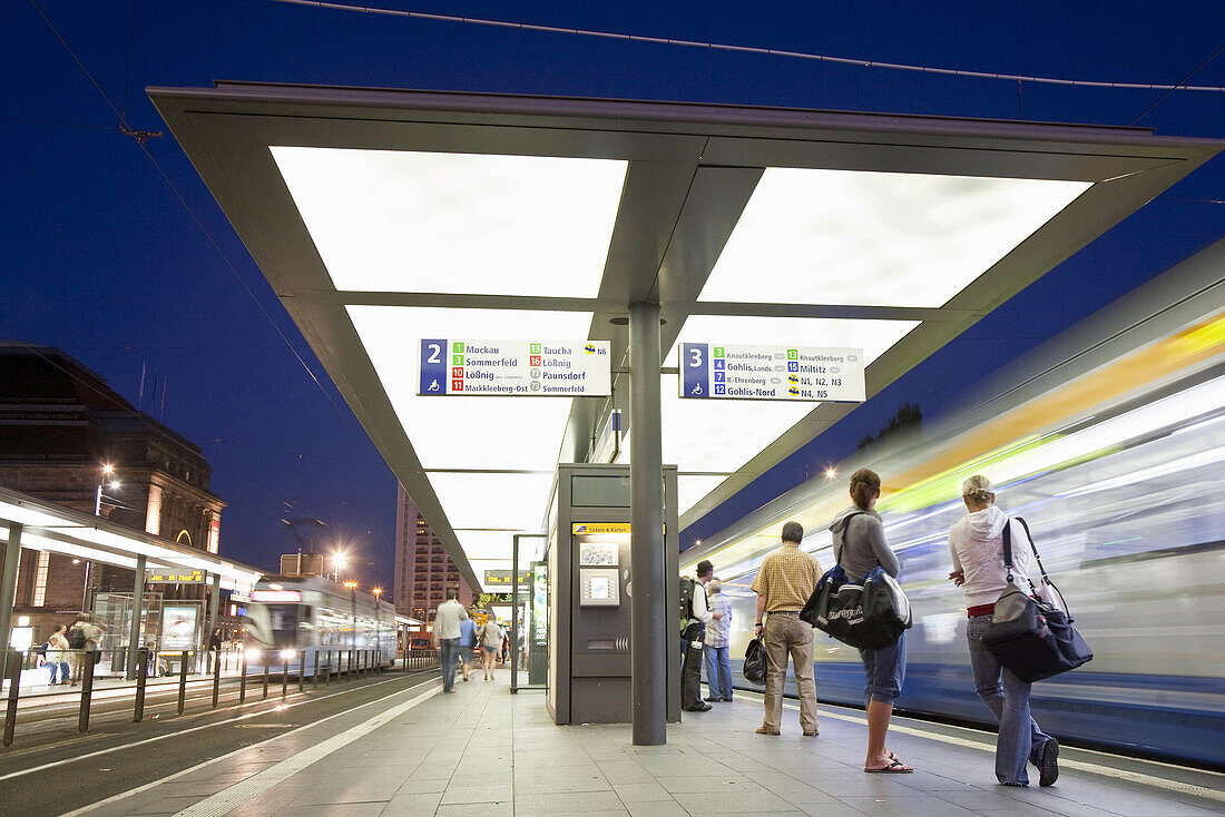 Straßenbahnhaltestelle am Abend, Leipzig, Sachsen, Deutschland