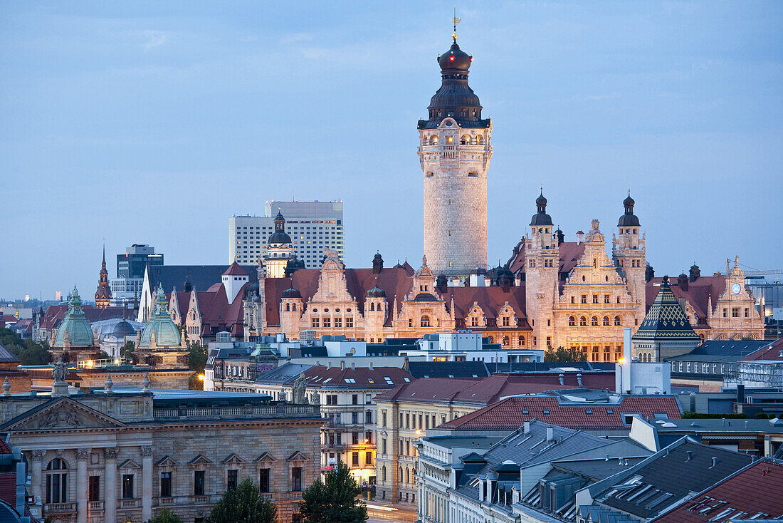 Blick auf Neues Rathaus in der Dämmerung, Leipzig, Sachsen, Deutschland