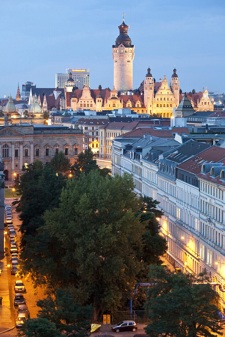 Blick über Neues Rathaus in der Dämmerung, Leipzig, Sachsen, Deutschland