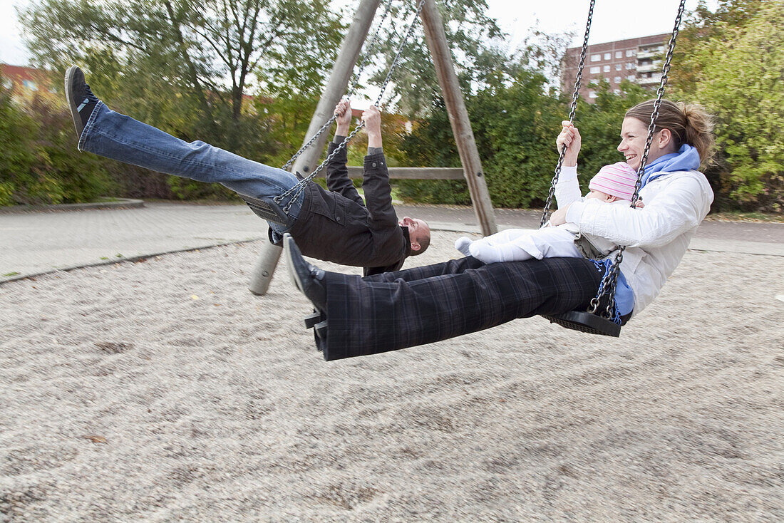 Familie schaukelt, Leipzig, Sachsen, Deutschland