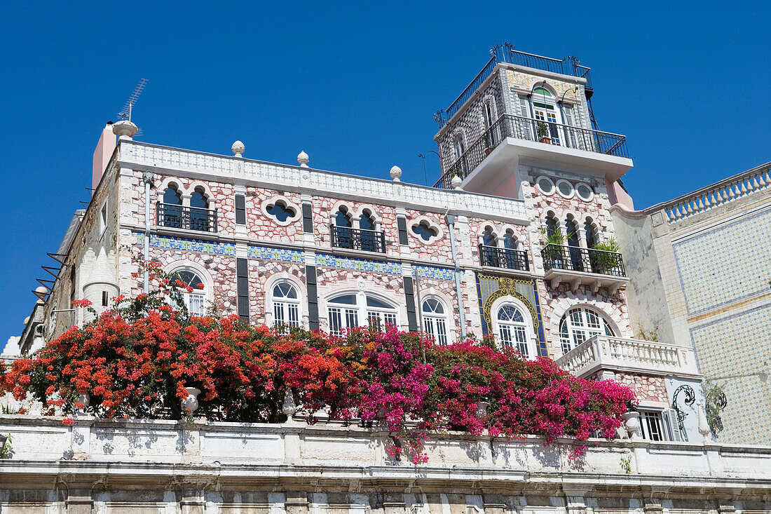 Bougainvillea auf Balkon von Gebäude im Alfama Bezirk, Lissabon, Portugal, Europa