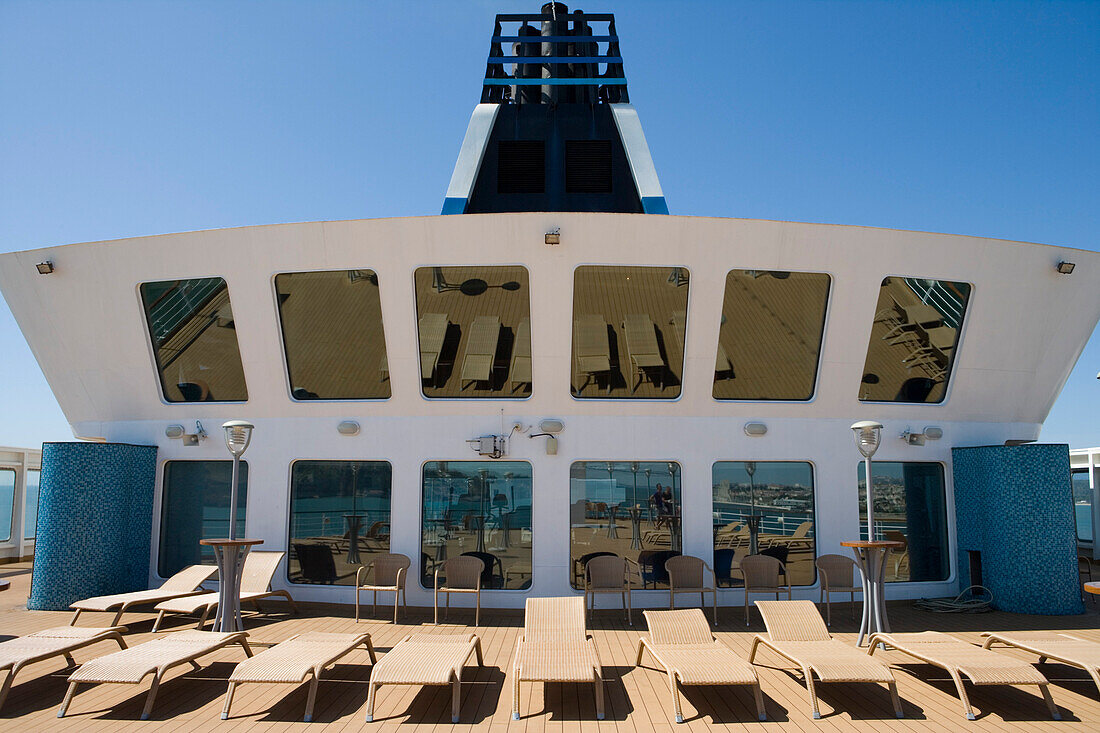Liegestühle auf Sonnendeck von Kreuzfahrtschiff MS Delphin Voyager (Delphin Kreuzfahrten), Lissabon, Portugal, Europa