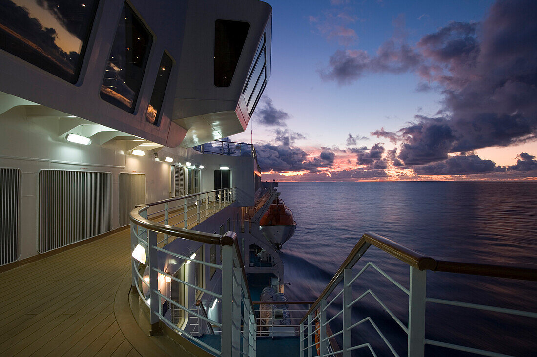 Deck von Kreuzfahrtschiff MS Delphin Voyager (Delphin Kreuzfahrten) im Dämmerlicht auf dem Atlantik, nahe Azoren, Portugal, Europa