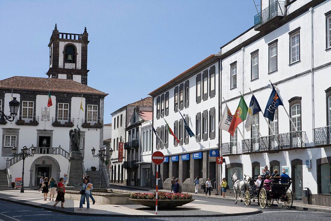 Pferdekutsche und Stadt, Ponta Delgada, Insel Sao Miguel, Azoren, Portugal, Europa