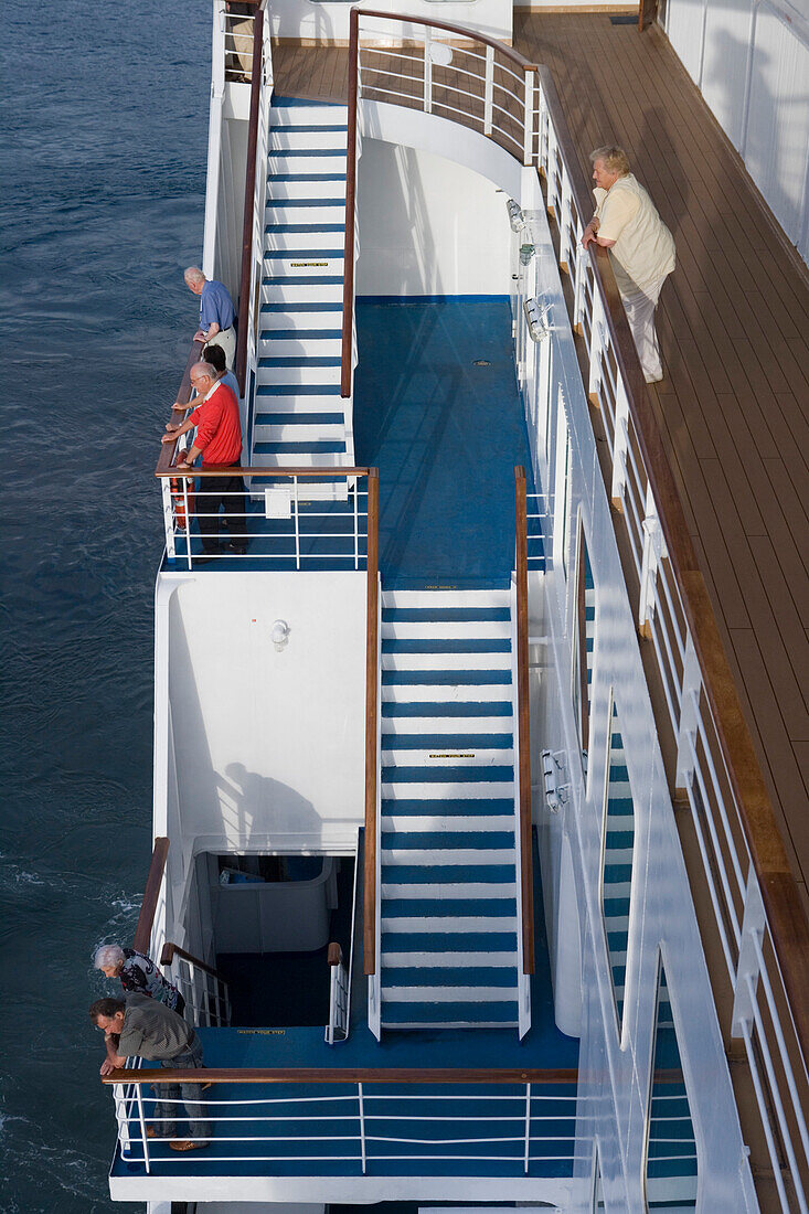Menschen an Deck und Treppen von Kreuzfahrtschiff MS Delphin Voyager (Delphin Kreuzfahrten) vor Ponta Delgada, Insel Sao Miguel, Azoren, Portugal, Europa
