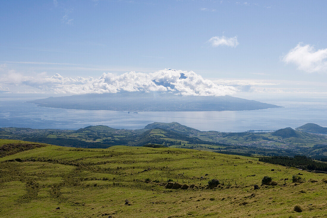 Blick auf Insel Pico vom Kraterrand der Caldeira, Insel Faial, Azoren, Portugal, Europa